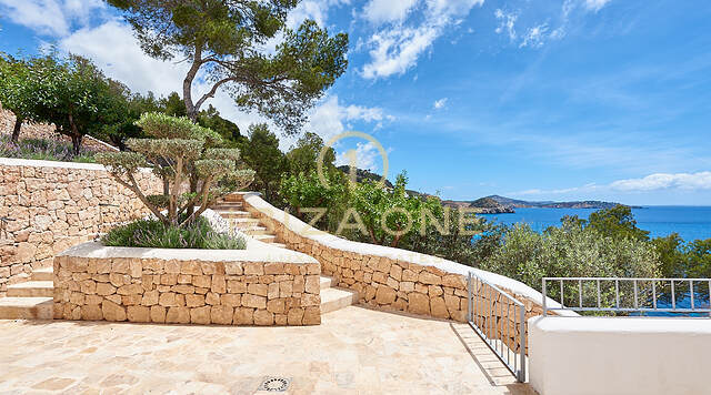 Meravigliosa villa di prima linea con accesso al mare e spiaggia privata in vendita
