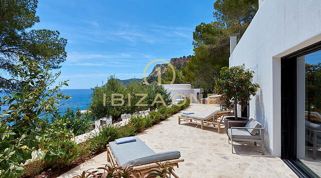 Wonderful first line villa with sea access and private beach for sale