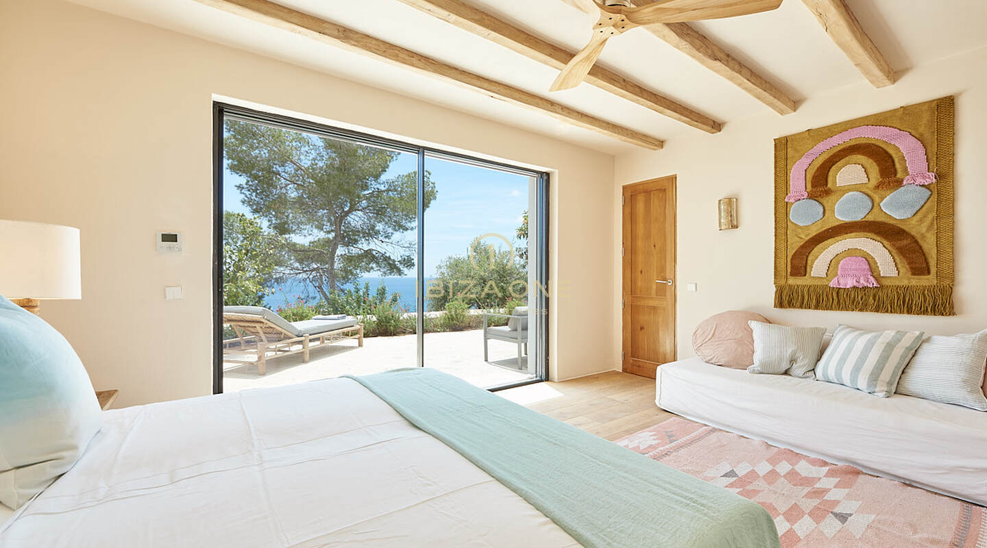 Meravigliosa villa di prima linea con accesso al mare e spiaggia privata in vendita