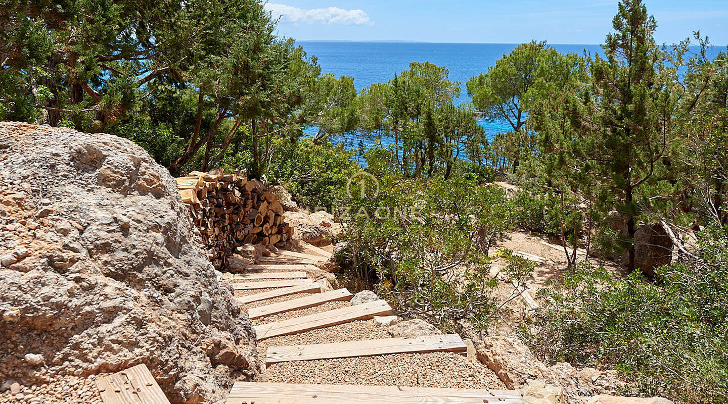 Meravigliosa villa di prima linea con accesso al mare e spiaggia privata in vendita