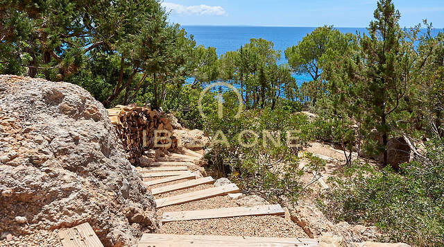 Meravigliosa villa di prima linea con accesso al mare e spiaggia privata in vendita