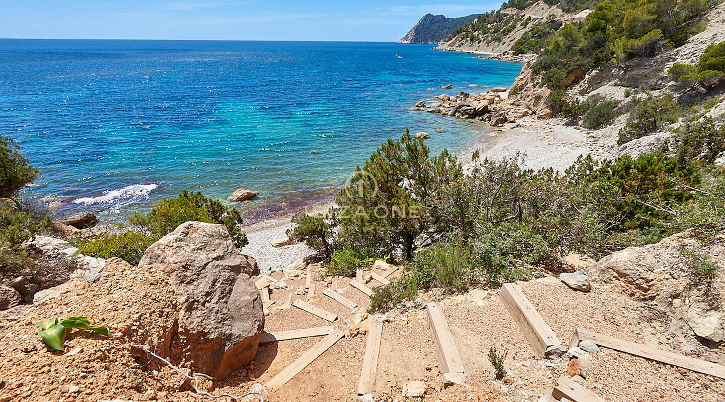 Meravigliosa villa di prima linea con accesso al mare e spiaggia privata in vendita