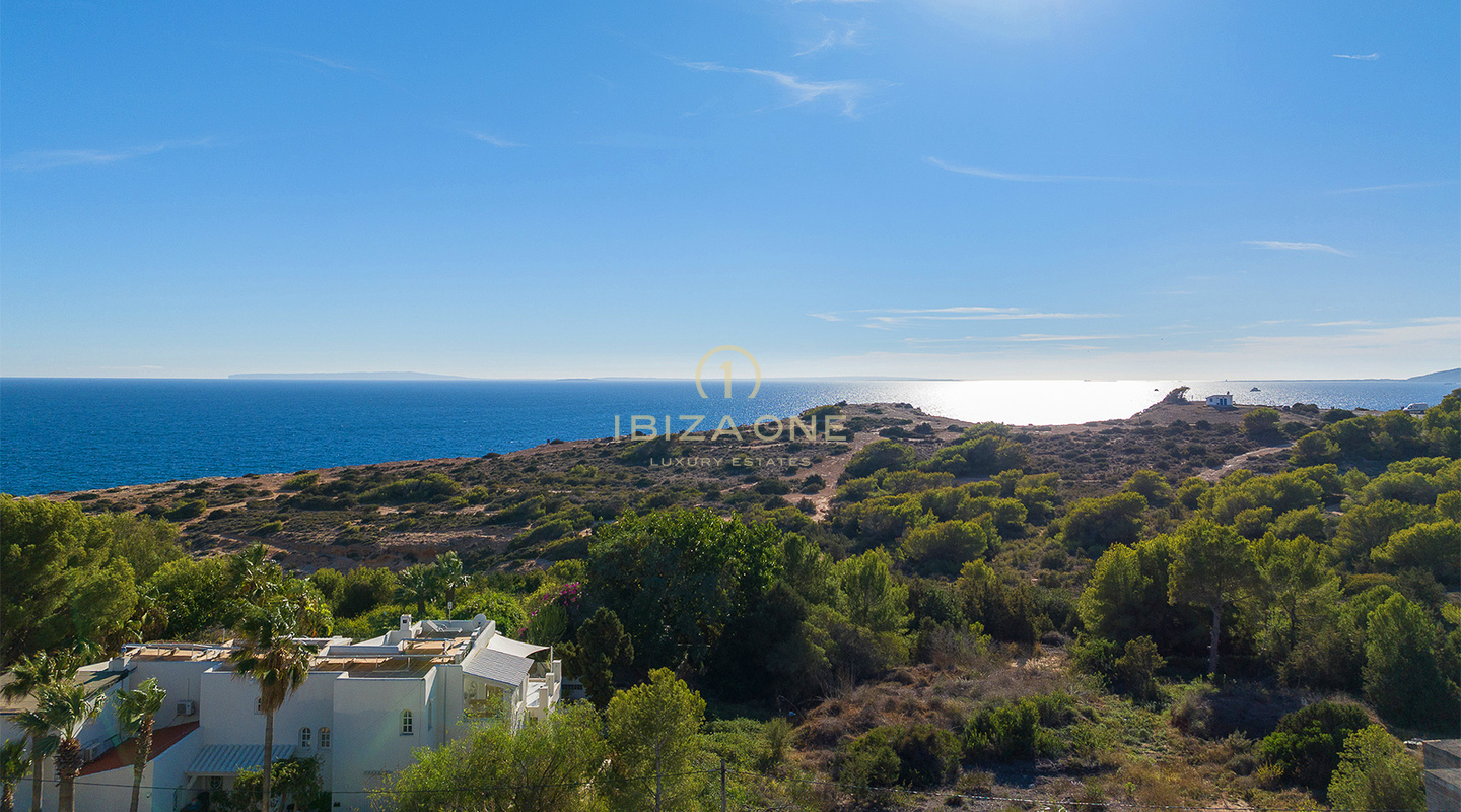 Gloednieuwe luxe villa's in de eerste lijn van de zee, panoramisch uitzicht op zee in Cap Martinet te koop, Ibiza