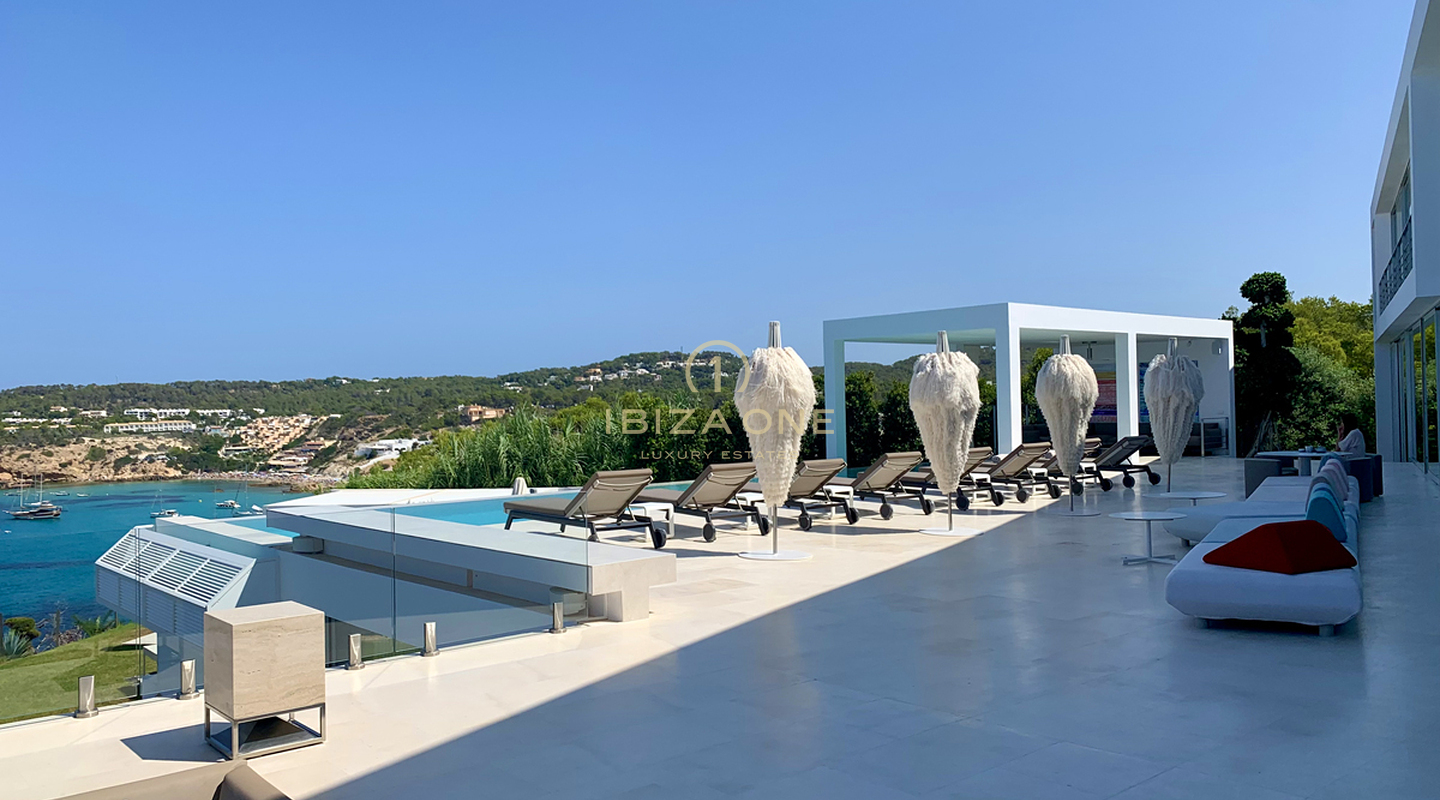 Schitterende, exclusieve en eerstelijns villa in het zuidwesten van het eiland te koop