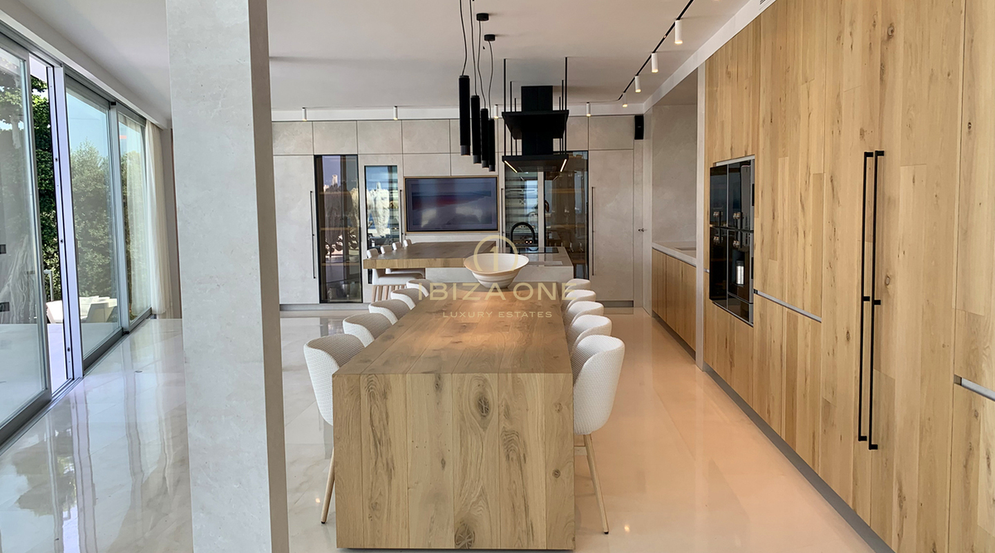 Schitterende, exclusieve en eerstelijns villa in het zuidwesten van het eiland te koop