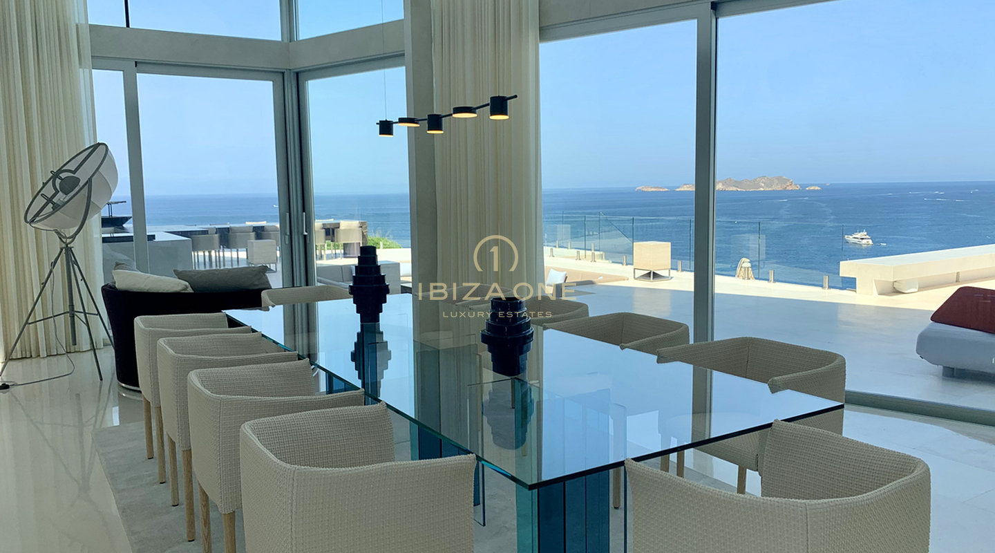 Schitterende, exclusieve en eerstelijns villa in het zuidwesten van het eiland te koop