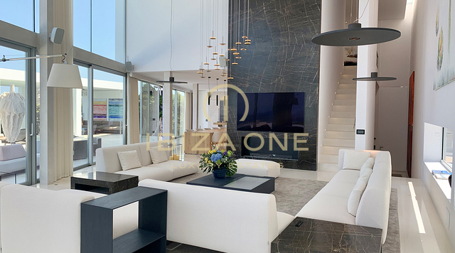 Schitterende, exclusieve en eerstelijns villa in het zuidwesten van het eiland te koop