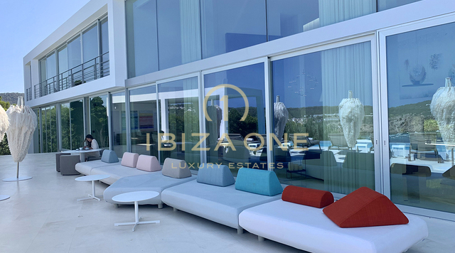 Schitterende, exclusieve en eerstelijns villa in het zuidwesten van het eiland te koop