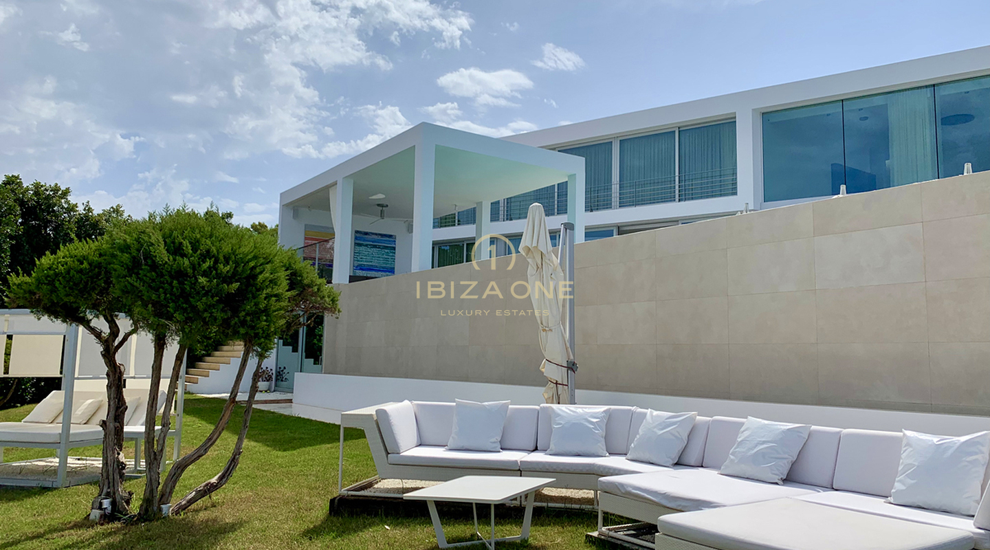 Schitterende, exclusieve en eerstelijns villa in het zuidwesten van het eiland te koop