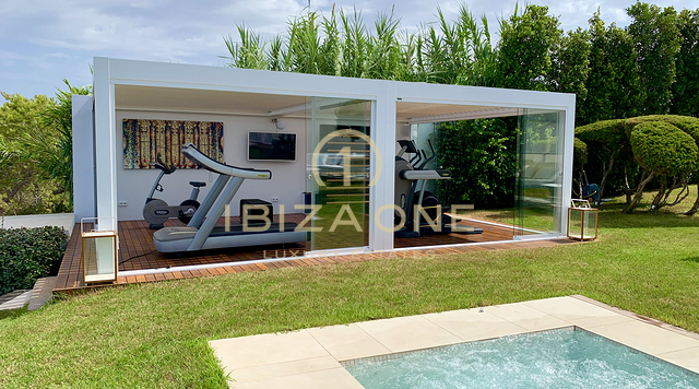 Schitterende, exclusieve en eerstelijns villa in het zuidwesten van het eiland te koop