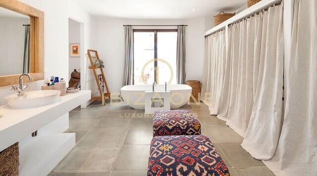 Finca luxueuse de construction récente dans un endroit calme et central à vendre, Ibiza