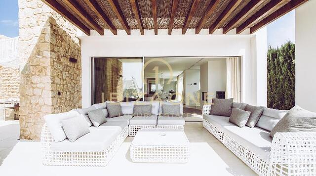 Fantastic luxury villa with sea views and tourist license for sale
