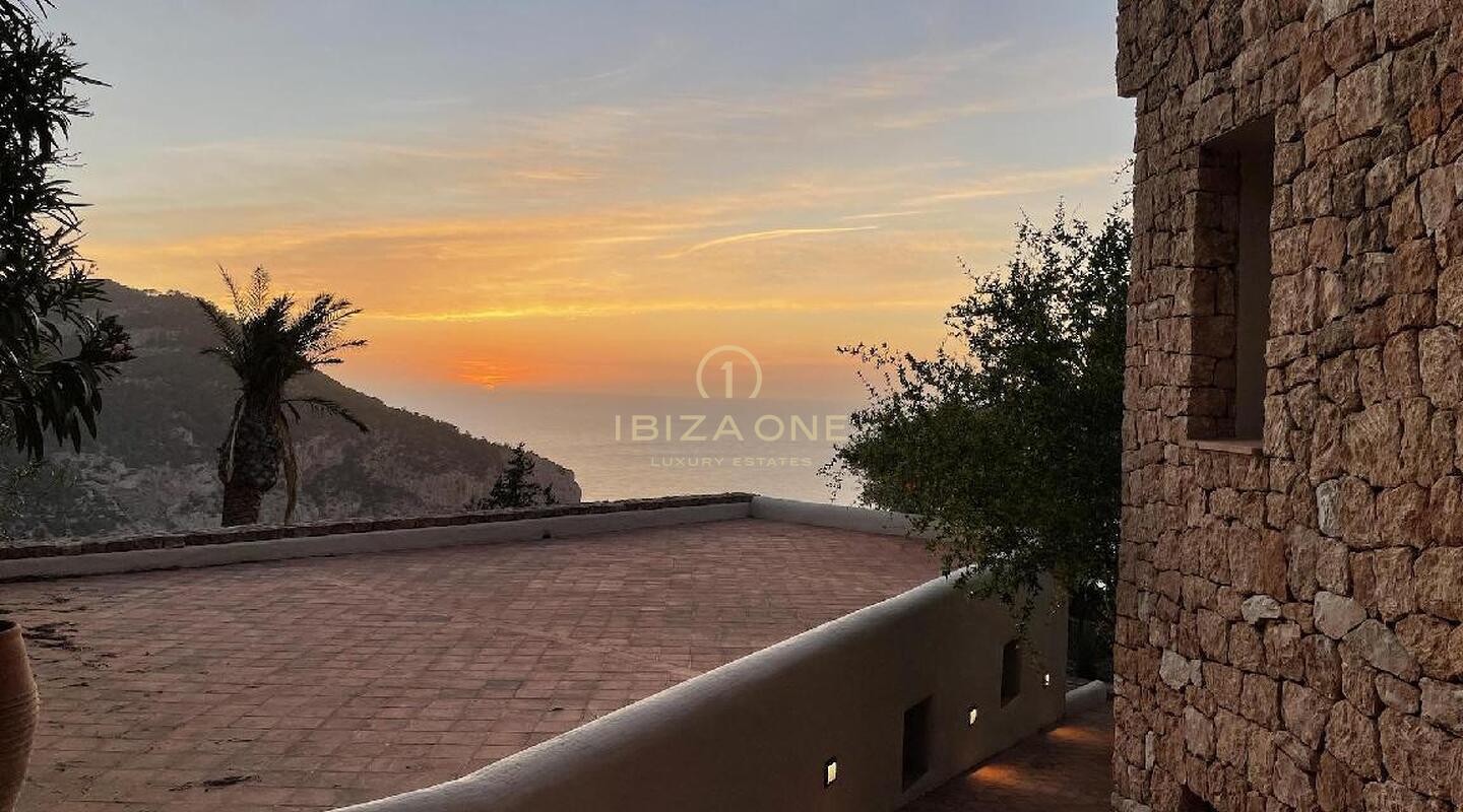 Prachtige villa in mediterrane stijl met toeristenvergunning en geweldig uitzicht op zee te koop
