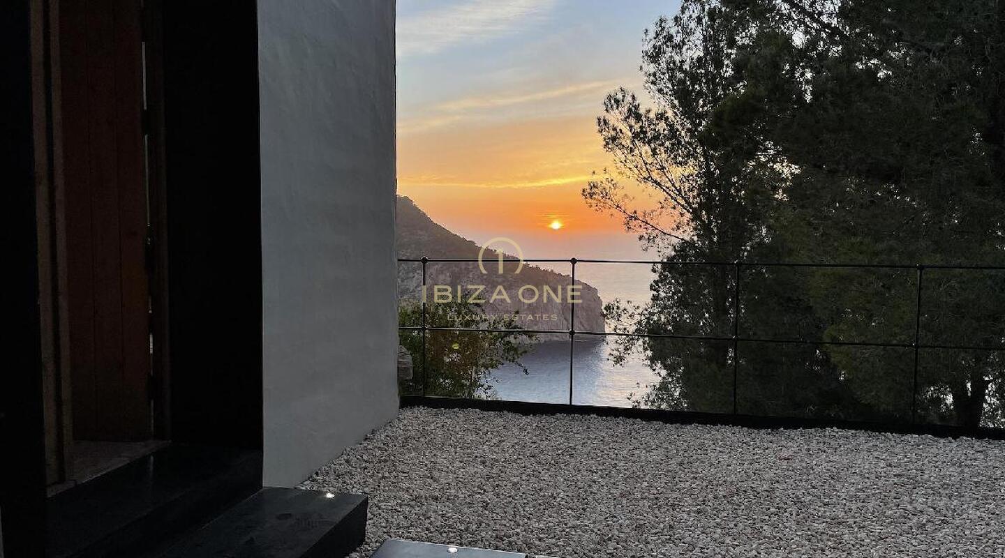 Stunning Mediterranean style villa with tourist license and amazing sea views for sale