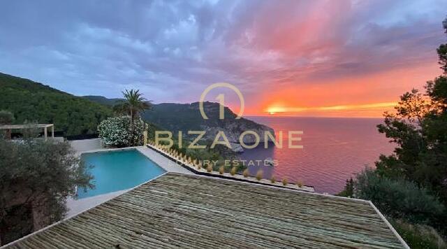 Prachtige villa in mediterrane stijl met toeristenvergunning en geweldig uitzicht op zee te koop