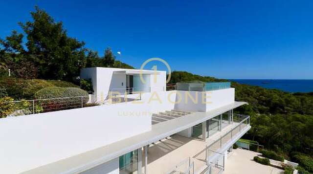 Villa de luxe moderne en première ligne de mer à vendre