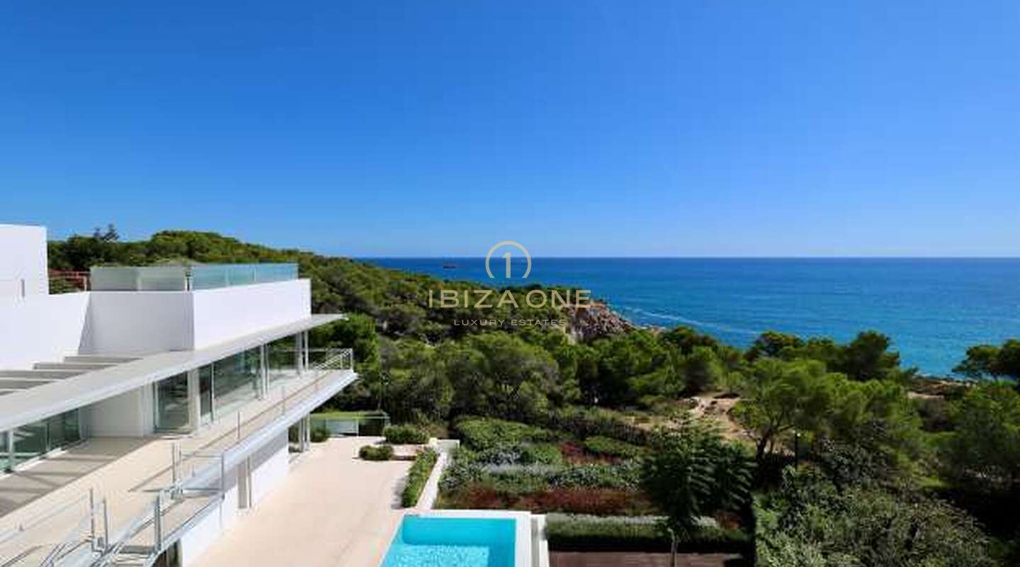 Villa de luxe moderne en première ligne de mer à vendre