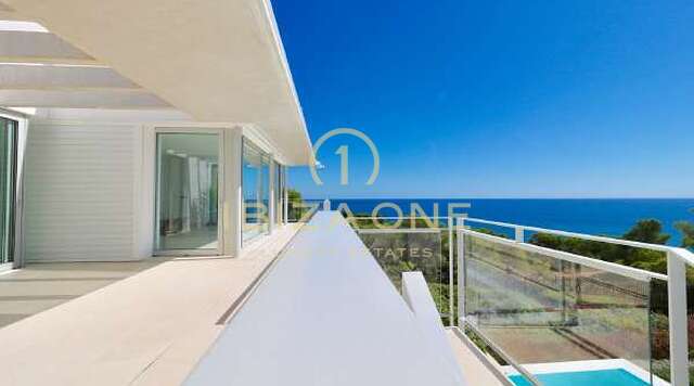 Moderne luxe villa aan zee te koop