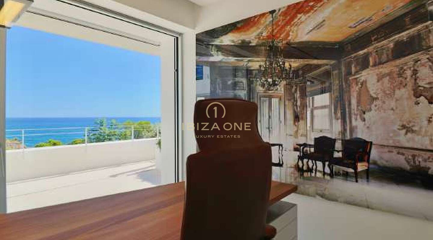 Moderne luxe villa aan zee te koop