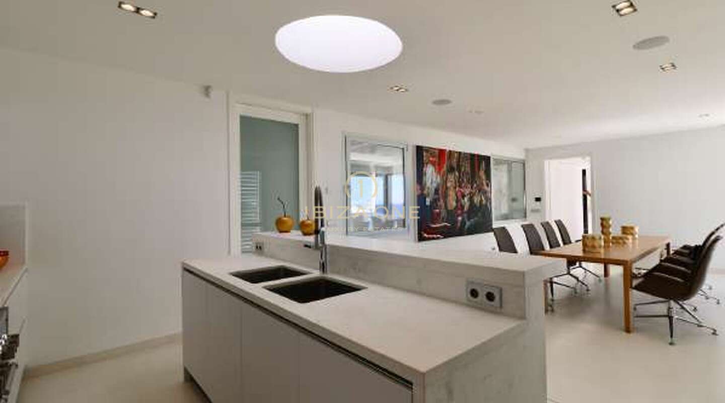 Moderne luxe villa aan zee te koop