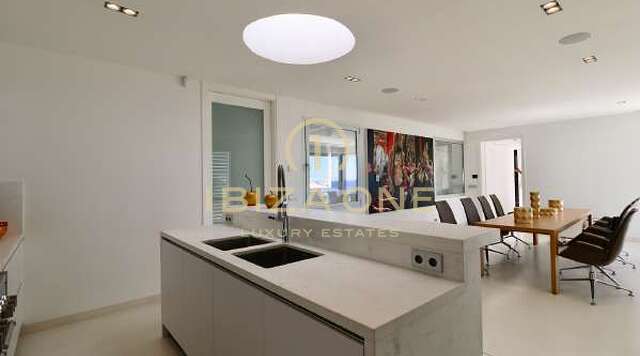 Moderne luxe villa aan zee te koop