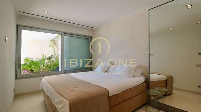 Moderne luxe villa aan zee te koop