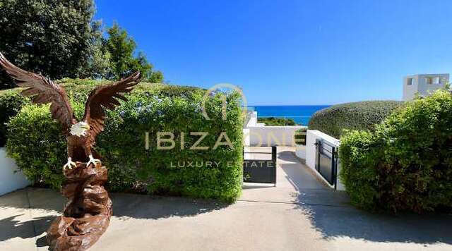 Villa de luxe moderne en première ligne de mer à vendre
