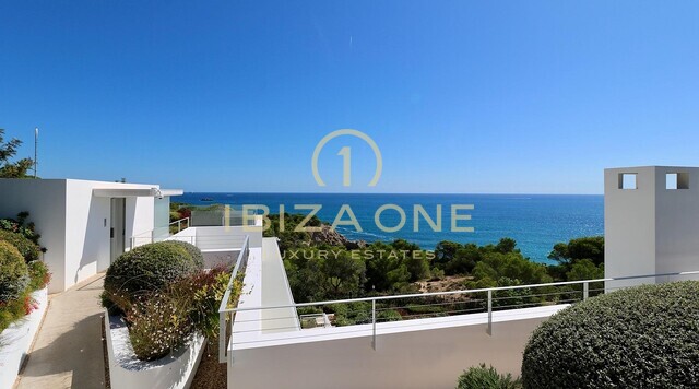 Villa de luxe moderne en première ligne de mer à vendre