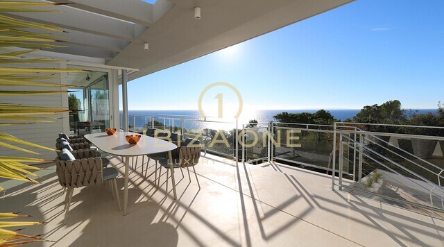 Villa de luxe moderne en première ligne de mer à vendre