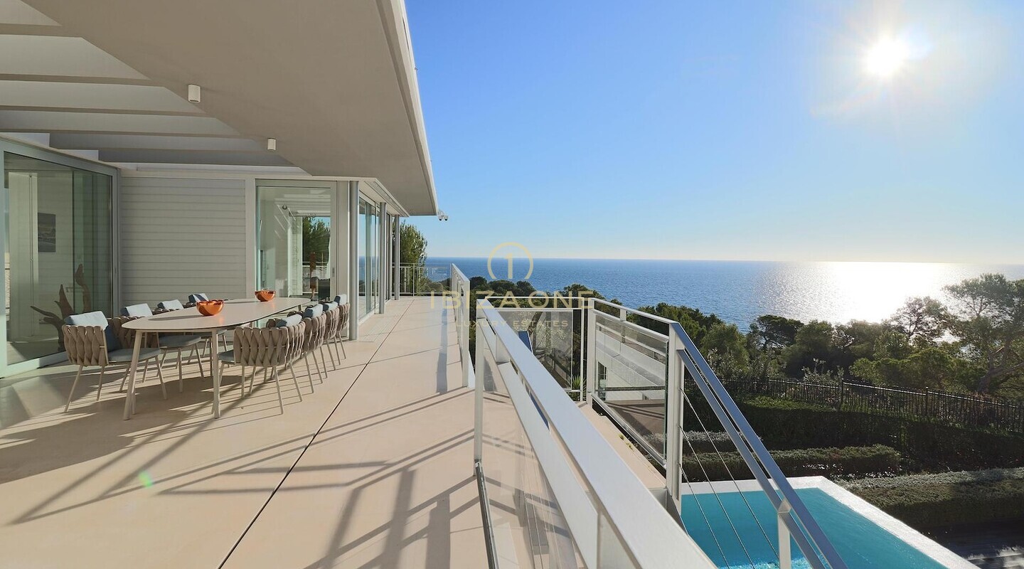Moderne luxe villa aan zee te koop