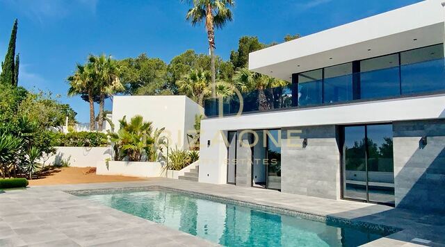 Villa moderna e minimalista in vendita a Can Furnet con vista sul mare e Dalt Vila
