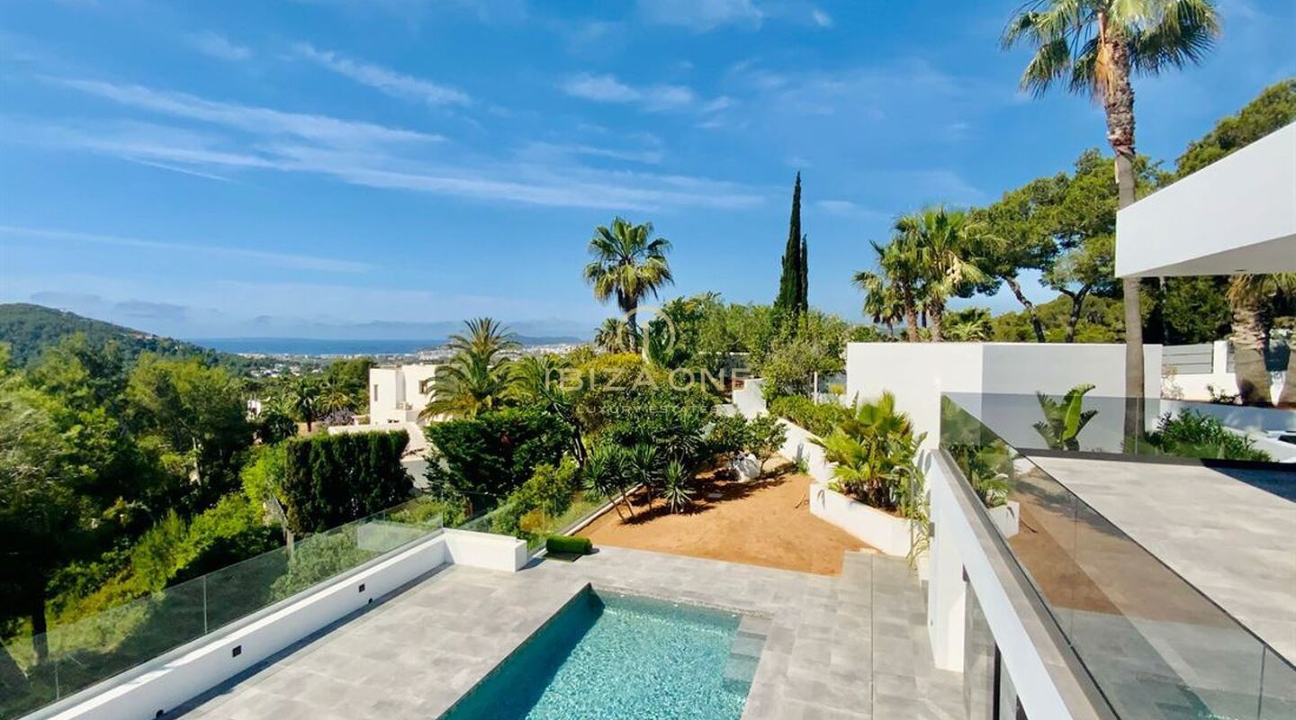 Moderne minimalistische villa in Can Furnet met uitzicht op zee en Dalt Vila te koop