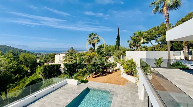 Moderne minimalistische villa in Can Furnet met uitzicht op zee en Dalt Vila te koop