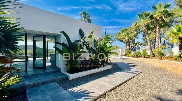 Villa moderna e minimalista in vendita a Can Furnet con vista sul mare e Dalt Vila