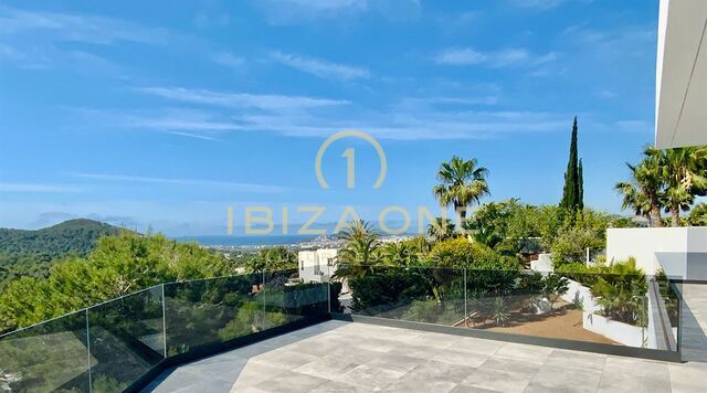 Moderne minimalistische villa in Can Furnet met uitzicht op zee en Dalt Vila te koop