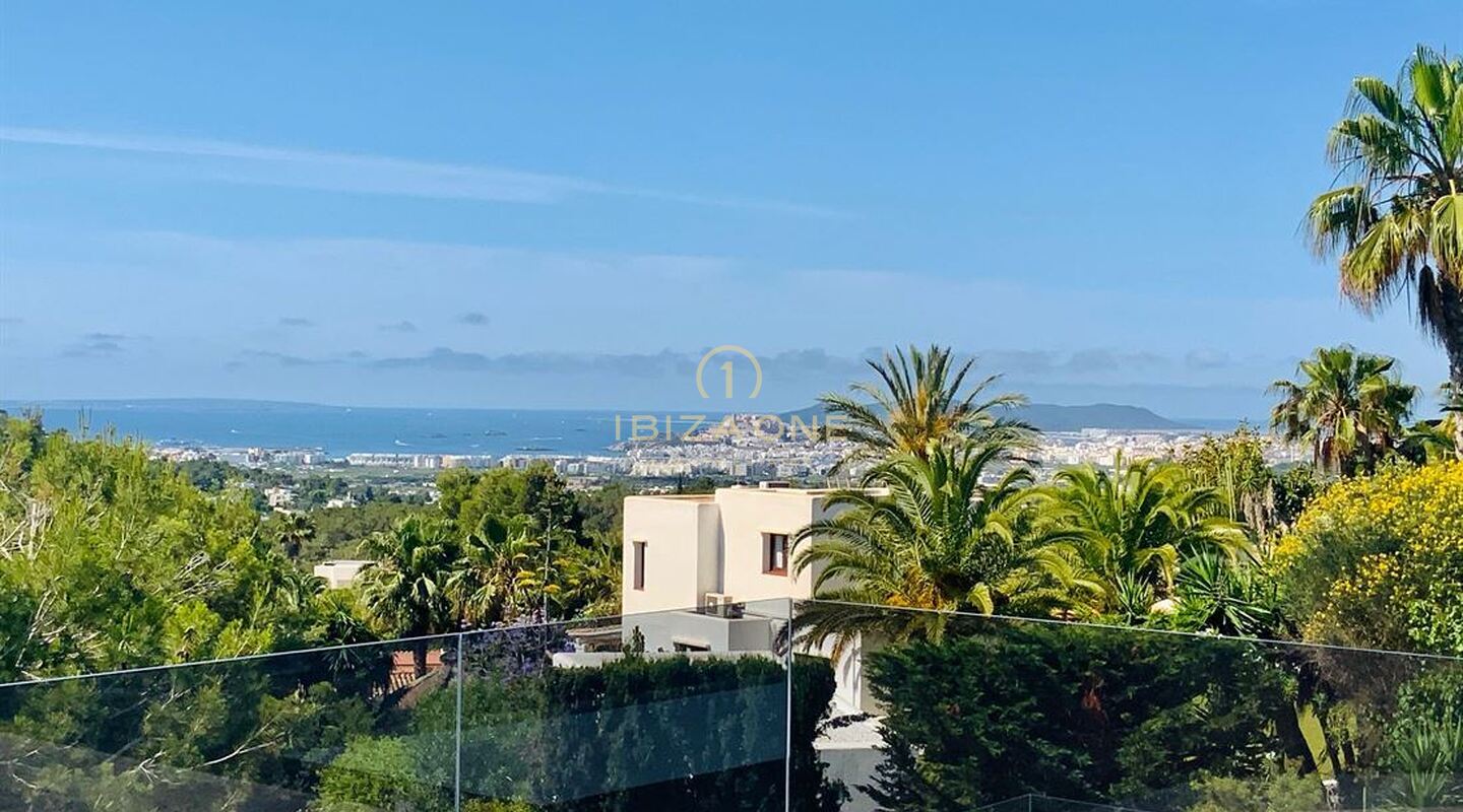 Villa moderna e minimalista in vendita a Can Furnet con vista sul mare e Dalt Vila