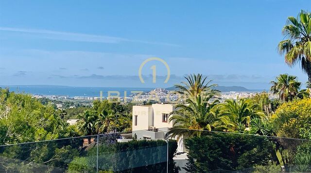 Villa moderna y minimalista en Can Furnet con vistas al mar y Dalt Vila en venta
