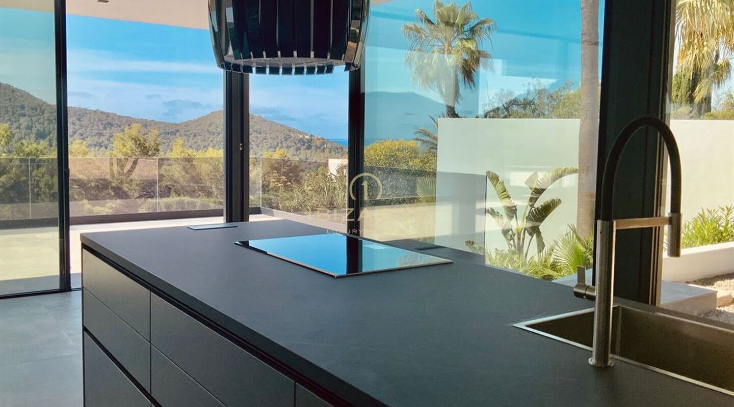 Moderne minimalistische villa in Can Furnet met uitzicht op zee en Dalt Vila te koop