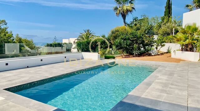 Villa moderna y minimalista en Can Furnet con vistas al mar y Dalt Vila en venta