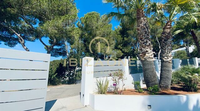 Moderne minimalistische villa in Can Furnet met uitzicht op zee en Dalt Vila te koop