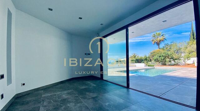 Villa moderna y minimalista en Can Furnet con vistas al mar y Dalt Vila en venta