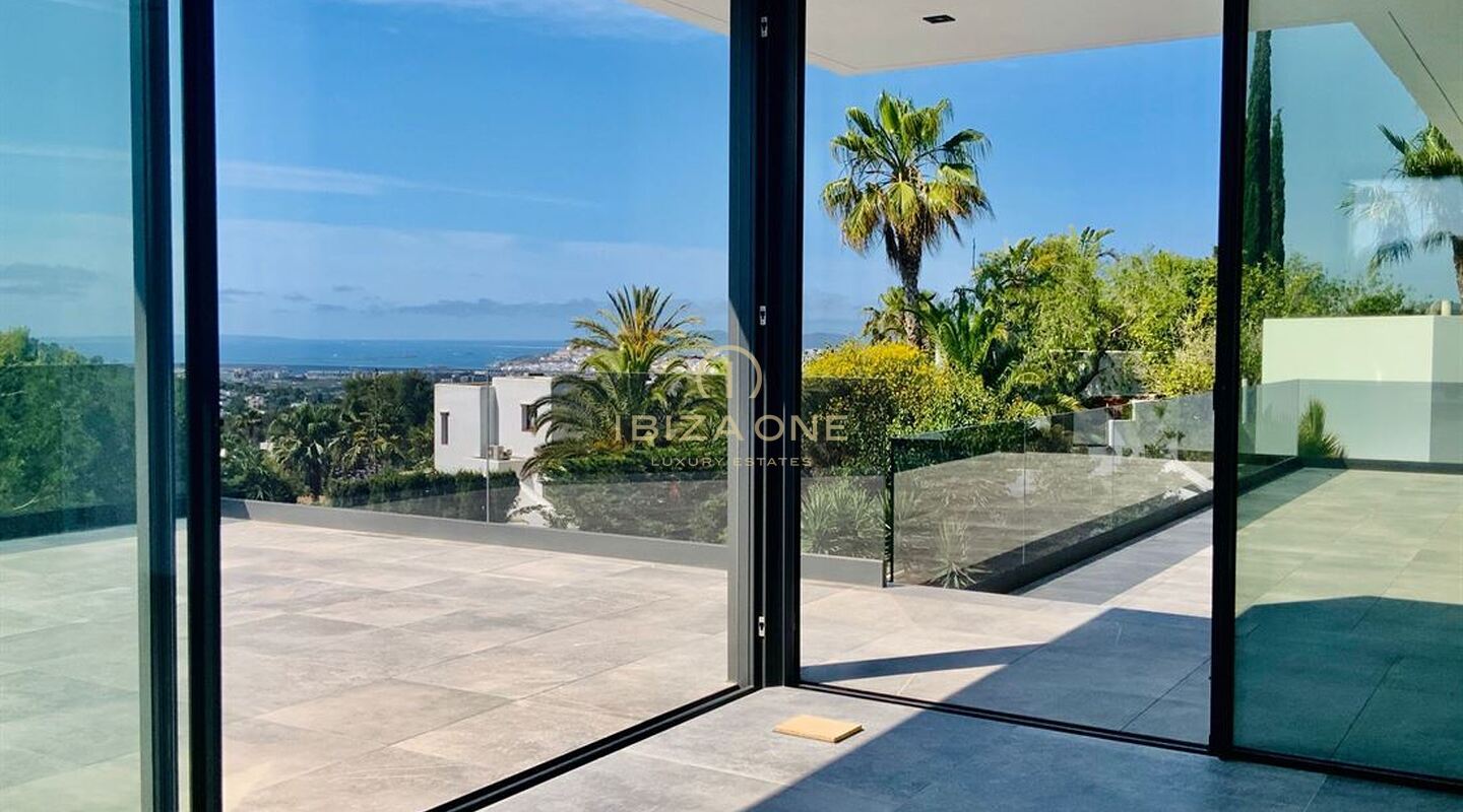Moderne minimalistische Villa in Can Furnet mit Meernlick und Blick auf Dalt Vila zum Verkauf