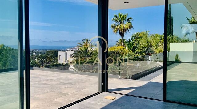 Moderne minimalistische Villa in Can Furnet mit Meernlick und Blick auf Dalt Vila zum Verkauf