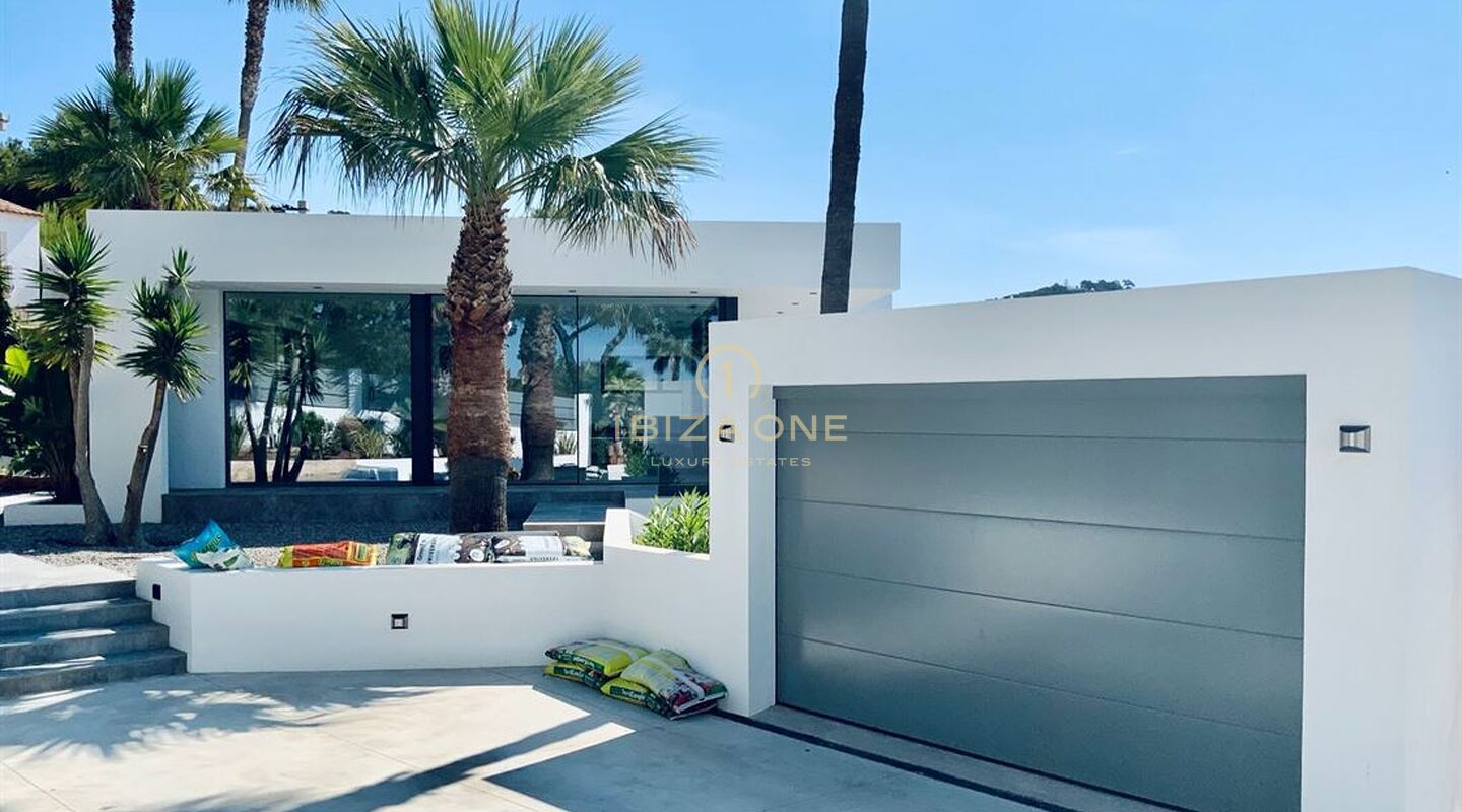 Moderne minimalistische Villa in Can Furnet mit Meernlick und Blick auf Dalt Vila zum Verkauf