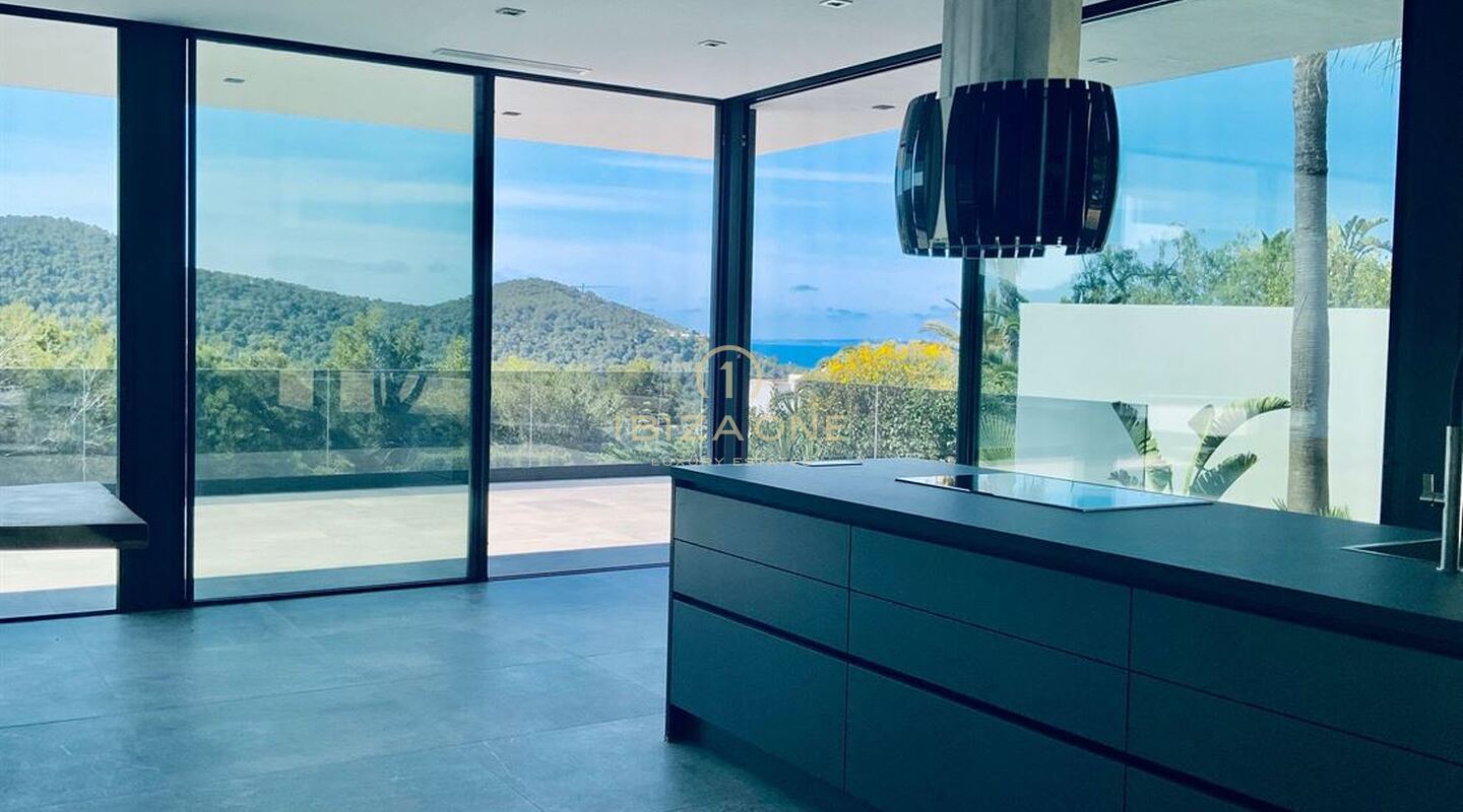 Villa moderna y minimalista en Can Furnet con vistas al mar y Dalt Vila en venta
