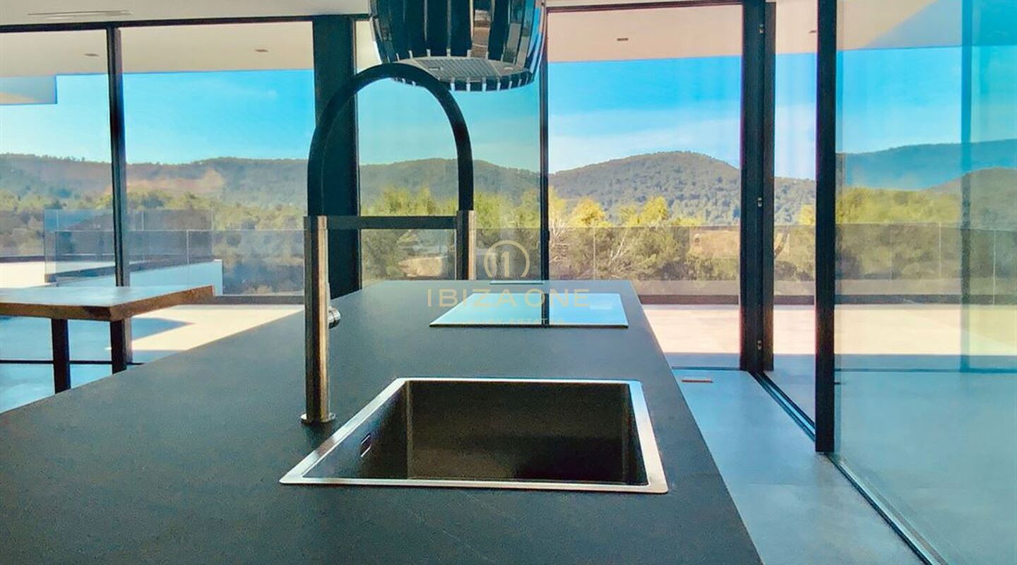 Villa moderna e minimalista in vendita a Can Furnet con vista sul mare e Dalt Vila