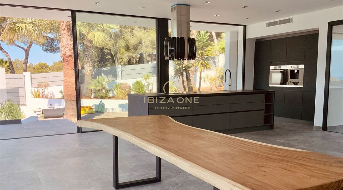 Moderne minimalistische Villa in Can Furnet mit Meernlick und Blick auf Dalt Vila zum Verkauf
