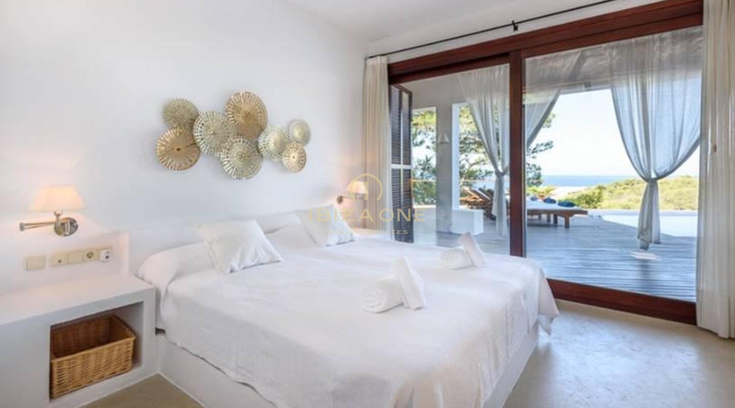 Propiedad en primera línea de mar con 3 casas independientes y acceso al mar en venta, Ibiza - villas de lujo frente al mar en venta, Ibiza - casas de lujo sobre el agua en venta, Ibiza - Propiedad en primera línea de mar con 3 casas independientes y acceso al mar en alquiler, Ibiza - villas de lujo frente al mar en alquiler, Ibiza - casas de lujo sobre el agua en alquiler, Ibiza -
