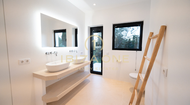 Villa de lujo modernizada con hermoso jardín y piscina en venta, Ibiza
