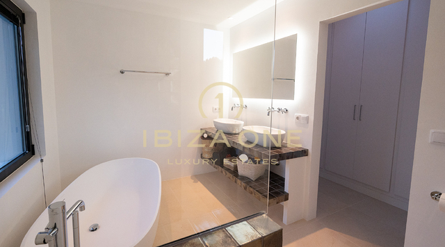Villa de lujo modernizada con hermoso jardín y piscina en venta, Ibiza
